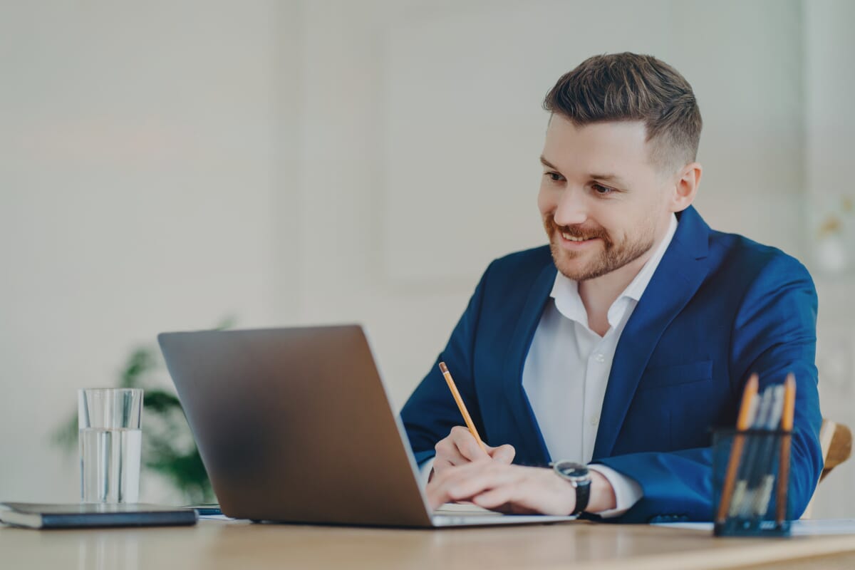 corporate-worker-in-formal-suit-sits-at-desktop-fo-2023-11-27-04-55-33-utc-1200